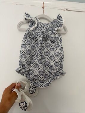Rachel Zoe White Romper with Navy Shell Print baby girl size 6-9m